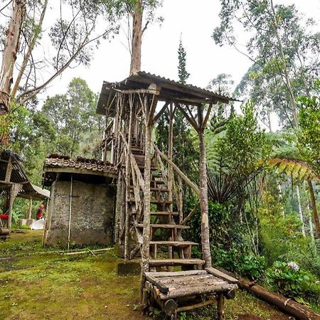 Oyo Homes 90915 Eco Tourism Desa Cihanjuang Rahayu Ciwangun Indah Camp Villas Bongkar Exterior foto