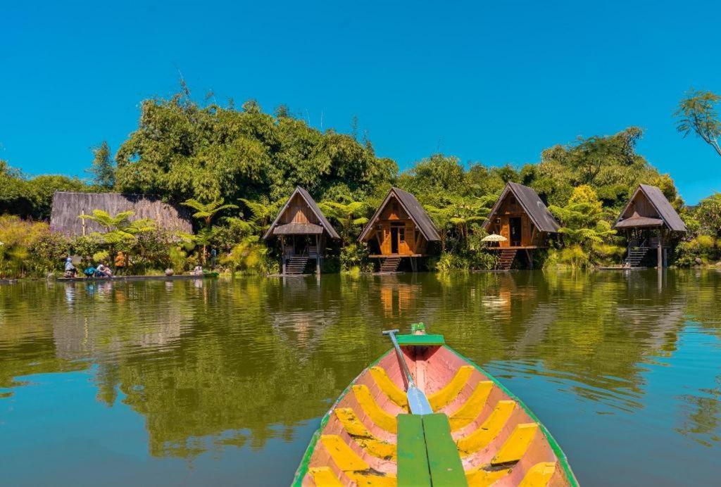 Oyo Homes 90915 Eco Tourism Desa Cihanjuang Rahayu Ciwangun Indah Camp Villas Bongkar Exterior foto